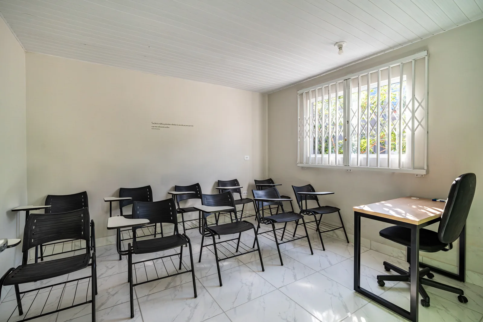 Sala de aula com mesas no Polo Unicive Pinhais